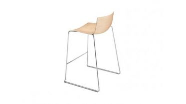 Arper CATIFA 46 barkruk houten zit & lage rugleuning 0572 / 571